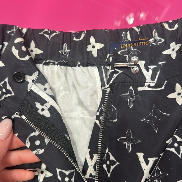 Louis Vuitton women’s shorts - Picture 3 of 5